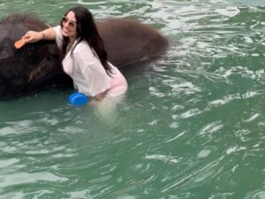 Sahar Seddiki Instagram - Made a new friend in Thailand!! he’s a bit bigger than me but just as playful!😛🥰🥰🐘🐘
