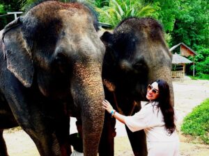 Sahar Seddiki Instagram - Made a new friend in Thailand!! he’s a bit bigger than me but just as playful!😛🥰🥰🐘🐘
