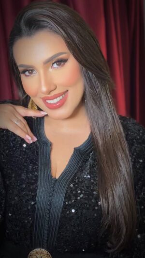 Sahar Seddiki Instagram - Chic glam on the beautiful @saharseddiki ✨
و نقول ألف مبروك لفنانتنا تتويجها كأحسن ممثلة لسنة 2025 في الأعمال الفنية الرمضانية 👏🏻
Caftan @majorelle.caftan