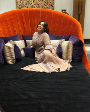 Sahar Seddiki Instagram - More pictures of my first look 🤍
Make up by @meryem.elab 
Hair by @alaeddine.make_up.hairstyle 
Outfit @majorelle.caftan