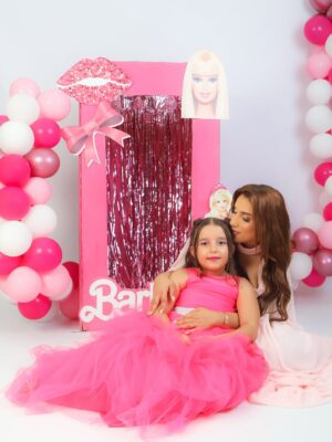 Sahar Seddiki Instagram - Mon double, mon bonheur, mon amour éternel 💖🎉 Joyeux 7ème anniversaire à ma petite étoile 🌟 Je t’aime au delà des mots 💕
Hair & Make up by @shahrazadmakeupartiste 
Outfit by @lagarderobes 
Studio & Pictures by @priceless.shot