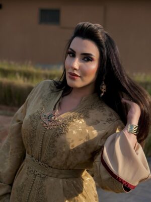 Sahar Seddiki Instagram - Un soupçon de soie, un éclat de lumière,
et toute une culture qui danse au rythme du cœur.💛
Outfit by @majorelle.caftan 
Make up by @nagafa_sara_zayd 
Pictures by @realmedleon