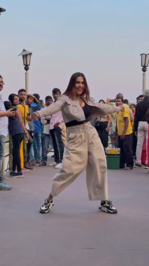 Saheli Rudra Instagram - All public shock š³ Saheli Rock šš¤
#bhojpuri #dancelover #trending #reelitfeelit #instagram #viral #foryou #danceinpublic #publicreaction #sahelirudra