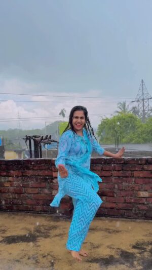 Saheli Rudra Instagram - Barish me Cham Cham š§ļøš
#chamcham #barishkamaja #foryou #reelitfeelit #viral #instagram #trending #dancelover #sahelirudra