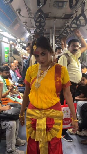 Saheli Rudra Instagram - Manjulika Kolkata metro meš±š„š„
#bhoolbhulaiyaa3 #bhoolbhuliya3titletrack #danceinpublic #publicreaction #trending #sahelirudra #dancelover #viral #foryou