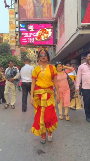 Saheli Rudra Instagram - Manjulika going crazy over Rooh Baba @kartikaaryan šā¤ļø
#bhoolbhulaiyaa3 #bhoolbhulaiyaa3titletrack #danceinpublic #publicreaction #reelitfeelit #kolkata #esplanade #newmarket #kartikaaryan #vidyabalan #dancelover #trending #viral #sahelirudra #manjulika #foryou