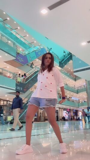 Saheli Rudra Instagram - Qatal ā¤ļøāš„
#danceinpublic #foryou #reelitfeelit #viral #instagram #trending #dancelover #publicreaction #sahelirudra