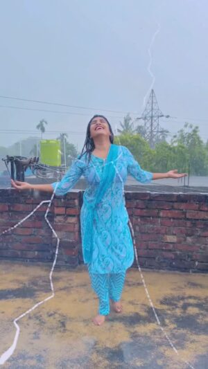 Saheli Rudra Instagram - Kya aplog bhi barish ka maja Aise lete ho?š§ļøšš
#Chamcham #rain #foryou #reelitfeelit #viral #instagram #trending #dancelover #sahelirudra