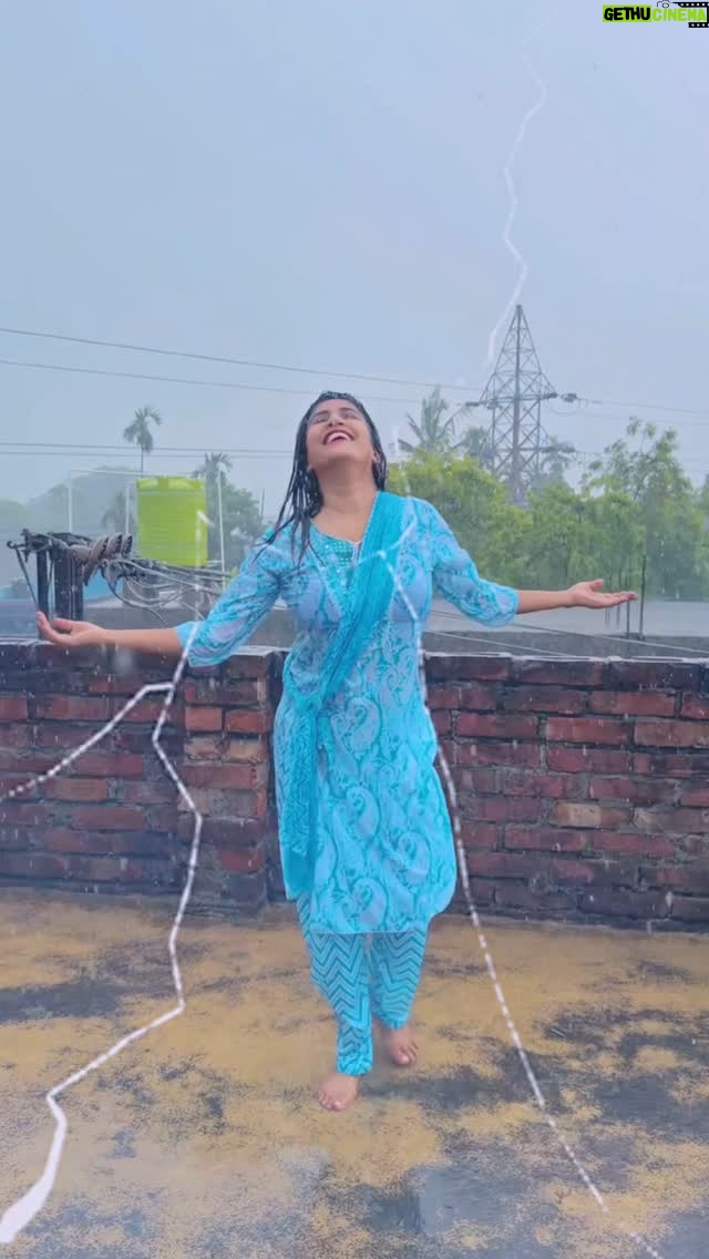 Saheli Rudra - 2.1K Likes - Kya aplog bhi barish ka maja Aise lete ho?🌧️💃😍

#Chamcham #rain #foryou #reelitfeelit #viral #instagram #trending #dancelover #sahelirudra