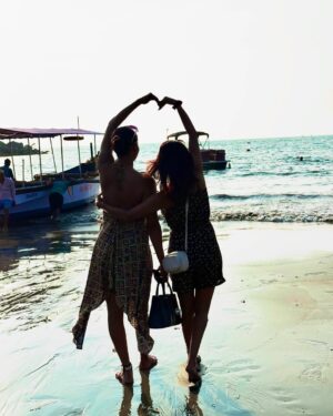 Saheli Rudra Instagram - We’re the same kind of weird.🫂❤️🌍
@fatima_fitnessgirl 💋

#photoshoot #photography #instagram #instagood #instadaily #viral #pose #click #foryou #goa #goabeach #chillvibes #bestfriends