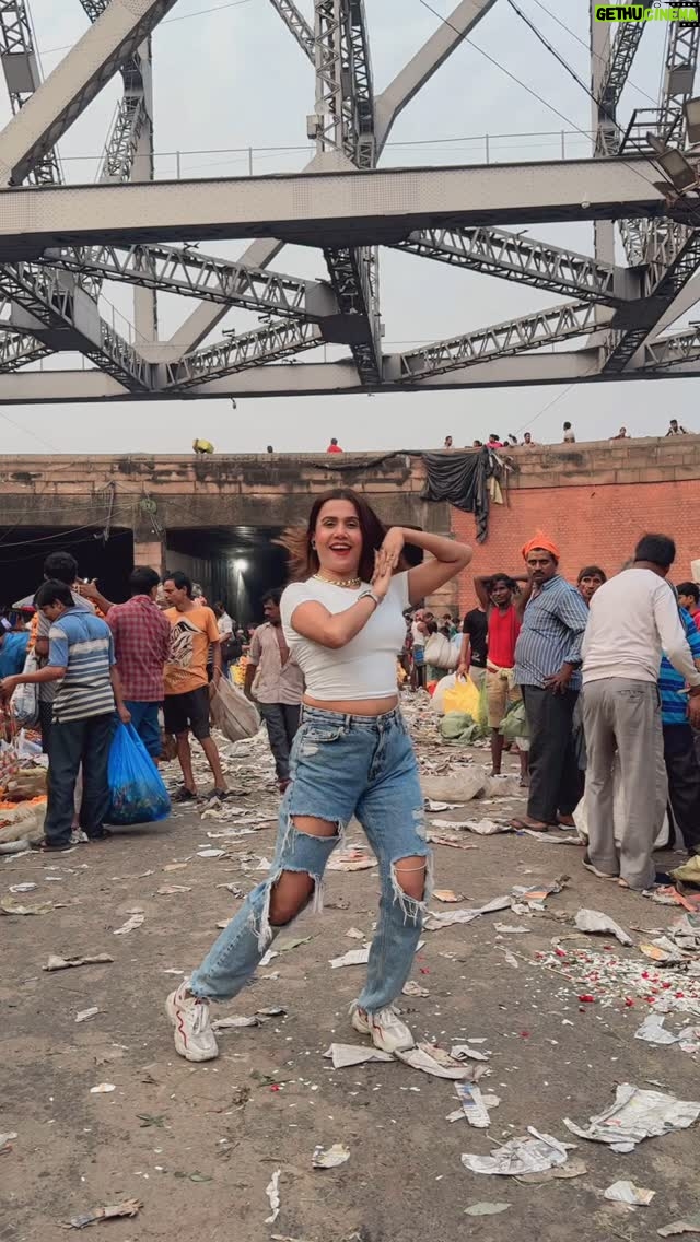 Saheli Rudra - 3.7K Likes - Ignore my background 🫣

#danceinpublic #reelitfeelit #instagram #viral #publicreaction #trending #sahelirudra #foryou
 batayo ye konsi jagah hai?