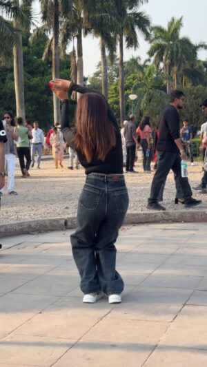 Saheli Rudra Instagram - Wo couple dekh ke bhag geyaš¤£š
#nagansilugai #foryou #reelitfeelit #viral #instagram #trending #dancelover #publicreaction #danceinpublic #sahelirudra