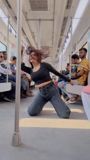 Saheli Rudra Instagram - SRK ke gane pe train ki chath nhi mili Isiliye metro me bna liyeššš
#chaiyanchaiyan #dancelover #foryou #reelitfeelit #viral #instagram #trending #publicreaction #danceinpublic #sahelirudra #srksong