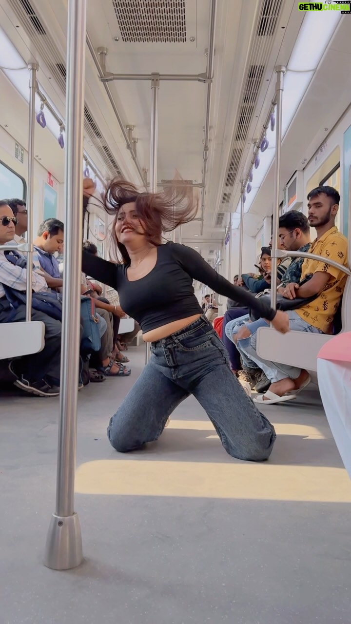 Saheli Rudra - 16.9K Likes - SRK ke gane pe train ki chath nhi mili Isiliye metro me bna liye🙈😝💃

#chaiyanchaiyan #dancelover #foryou #reelitfeelit #viral #instagram #trending #publicreaction #danceinpublic #sahelirudra #srksong