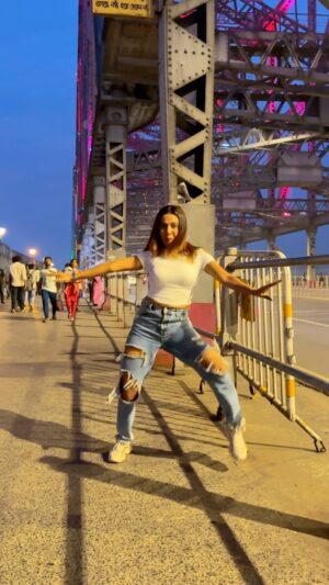 Saheli Rudra Instagram - Which is better my dance / background?š
ā¤ļø
#danceinpublic #publicreaction #trending #reelitfeelit #instagram #dancelover #viral #sahelirudra #foryou