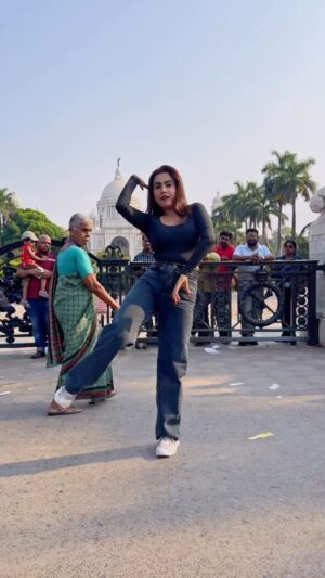 Saheli Rudra Instagram - My mother-in-law left behind again, did anyone notice?š¤š
#foryou #reelitfeelit #viral #instagram #trending #dancelover #publicreaction #danceinpublic #sahelirudra #sasuralgendaphool