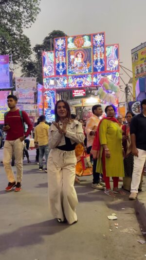 Saheli Rudra Instagram - Piche meri sas khadi haiš¤£š
#danceinpublic #publicreaction #dancelover #trending #reelitfeelit #viral #instagram #foryou