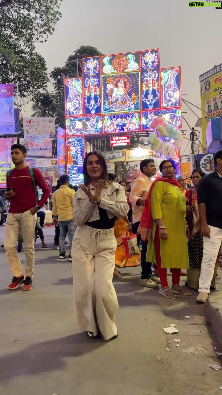 Saheli Rudra - 103.3K Likes - Piche meri sas khadi hai🤣😆

#danceinpublic #publicreaction #dancelover #trending #reelitfeelit #viral #instagram #foryou