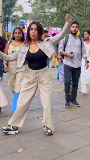 Saheli Rudra Instagram - Pehle wali didi darr geyi thiš¤£š¤
#danceinpublic #publicreaction #bhojpurisong #trending #dancelover #reelitfeelit #instagram #viral #sahelirudra #foryou