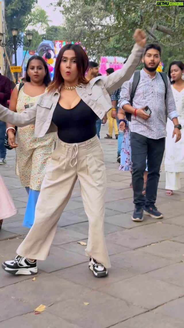 Saheli Rudra - 9.3K Likes - Pehle wali didi darr geyi thi🤣🤭

#danceinpublic #publicreaction #bhojpurisong #trending #dancelover #reelitfeelit #instagram #viral #sahelirudra #foryou