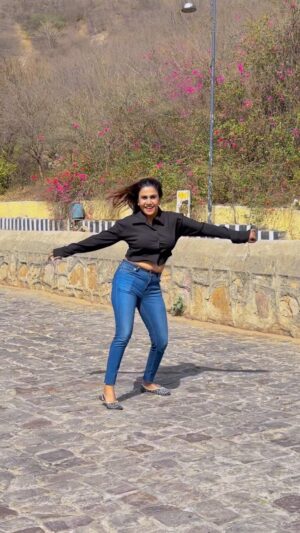 Saheli Rudra Instagram - Jaipur mein Haryanvi song Par Dancešā¤ļøāš„
#foryou #reelitfeelit #viral #instagram #trending #dancelover #publicreaction #danceinpublic #sahelirudra