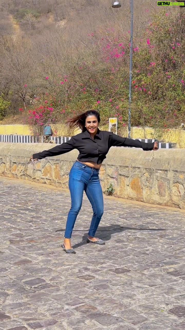 Saheli Rudra - 4.7K Likes - Jaipur mein Haryanvi song Par Dance💃❤️‍🔥

#foryou #reelitfeelit #viral #instagram #trending #dancelover #publicreaction #danceinpublic #sahelirudra
