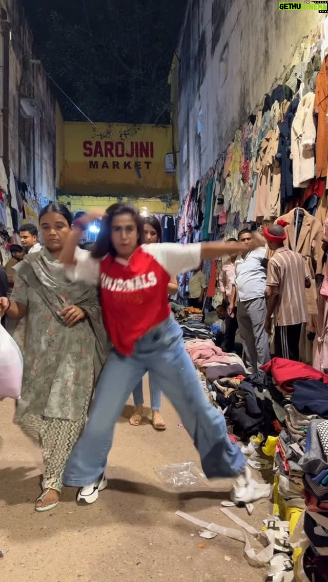 Saheli Rudra - 3.2K Likes - Again aunty bach geyi🫣

#foryou #reelitfeelit #viral #instagram #trending #dancelover #publicreaction #danceinpublic