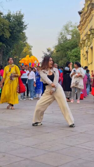 Saheli Rudra Instagram - Coz itās trending šš„
#danceinpublic #publicreaction #dancelover #reelitfeelit #instagram #viral #sahelirudra #foryou #trending