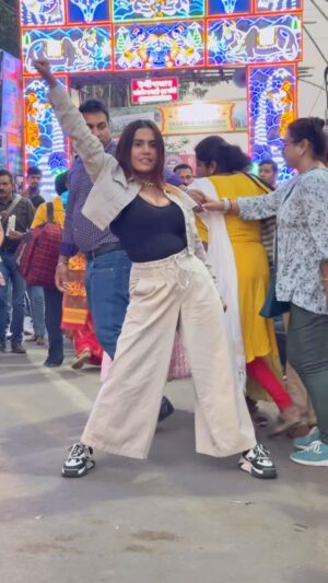 Saheli Rudra Instagram - Mujhe pyaar ho geyašā¤ļø
#trending #reelitfeelit #instagram #viral #danceinpublic #publicreaction #foryou #instagram #sahelirudra #dancelover