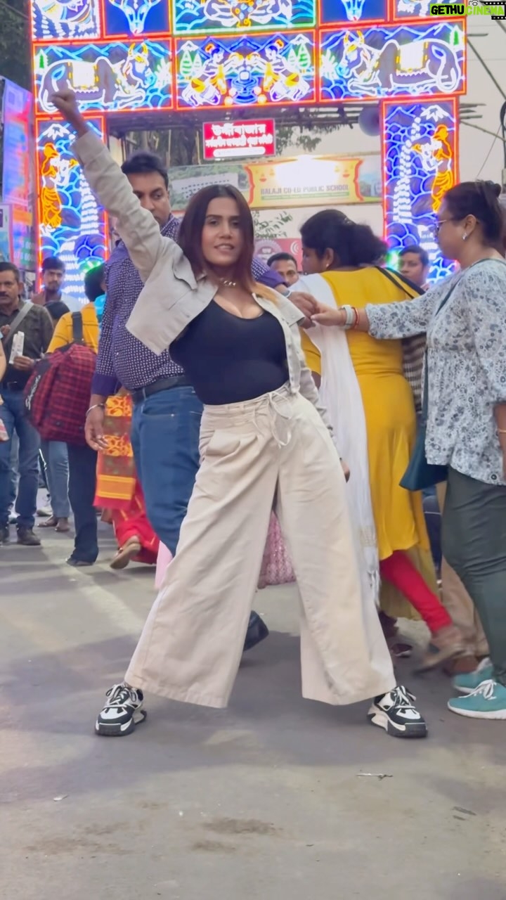 Saheli Rudra - 2.4K Likes - Mujhe pyaar ho geya🙈❤️

#trending #reelitfeelit #instagram #viral #danceinpublic #publicreaction #foryou #instagram #sahelirudra #dancelover