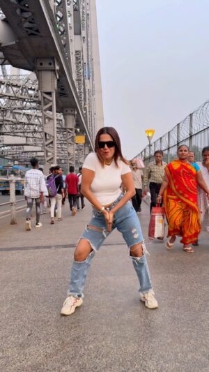 Saheli Rudra Instagram - Koi toh meri Mehboob ban jaošā¤ļøāš„
#meremehboob #danceinpublic #publicreaction #trending #reelitfeelit #instagram #viral #publicreaction #sahelirudra #foryou #dancelover
