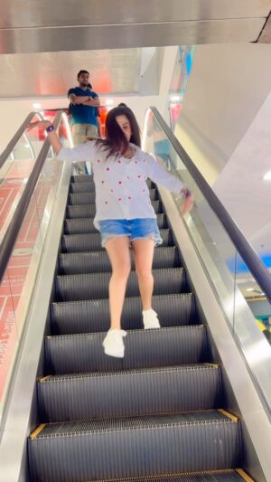 Saheli Rudra Instagram - Piche wale logo ka reaction toh dekhošā¤ļø
#foryou #reelitfeelit #viral #instagram #trending #dancelover #publicreaction #danceinpublic #sahelirudra