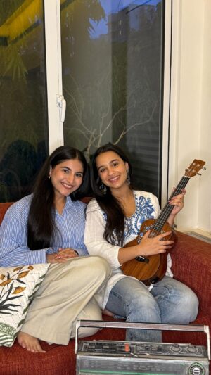 Sai Godbole Instagram - please, we know we’re cute🤨
.
.
.
.
#masakali #masakali🕊️ #mohitchauhan #delhi6 #arrahman #arrahmanmusical #tseries #abhishekbachan #sonamkapoor #ukelele #masti #reelitfeelit #foryoupage #reelsforyou #cover #coversong #indian #indiansingers #cute #random