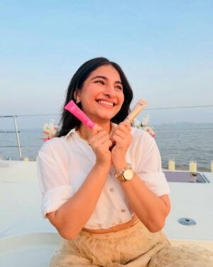 Sai Godbole Instagram - chased the sunset, sailed away❤️
thank you for hosting the best party @indewild @diipakhosla @olegbuller 💫🫶🏼
thank you @hustlerani @shubhra.vaity @sanyaparekh for clicking these lovely photos! 
check out @indewild ‘s two newest dewy lip tints!! I genuinely love them!!😍