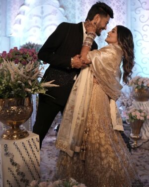 Sakshi Chhajed Instagram - Shaadi hai arrange humari,
Story bhi hai strange humari🤷♀️🤷♀️
One of my favourite look from our wedding 💋
#weddinglove #puencouple #viralcouple #puneinfluencer
