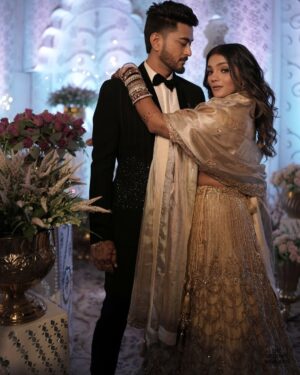 Sakshi Chhajed Instagram - Shaadi hai arrange humari,
Story bhi hai strange humari🤷‍♀️🤷‍♀️
One of my favourite look from our wedding 💋

#weddinglove #puencouple #viralcouple #puneinfluencer
