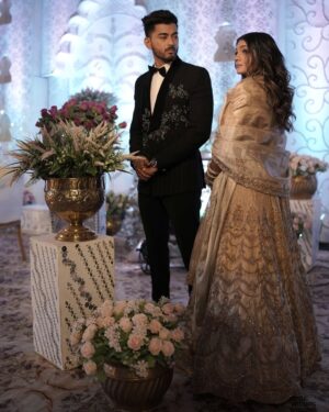 Sakshi Chhajed Instagram - Shaadi hai arrange humari,
Story bhi hai strange humari🤷♀️🤷♀️
One of my favourite look from our wedding 💋
#weddinglove #puencouple #viralcouple #puneinfluencer