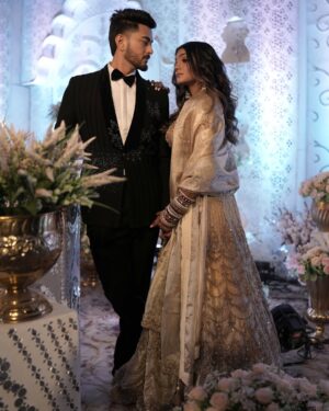 Sakshi Chhajed Instagram - Shaadi hai arrange humari,
Story bhi hai strange humari🤷‍♀️🤷‍♀️
One of my favourite look from our wedding 💋

#weddinglove #puencouple #viralcouple #puneinfluencer