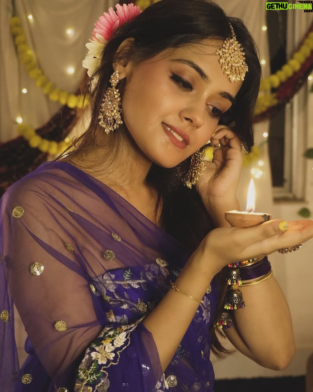 Sakshi Mihir - 194.1K Likes - Coming soon 🎊🎉🪔🪔

#diwaliphotography #diwalioutfitidea #diwali #festivelook #festivewear #sakshimihir #sareelook #festivalfashion #sareelook #diwali2024