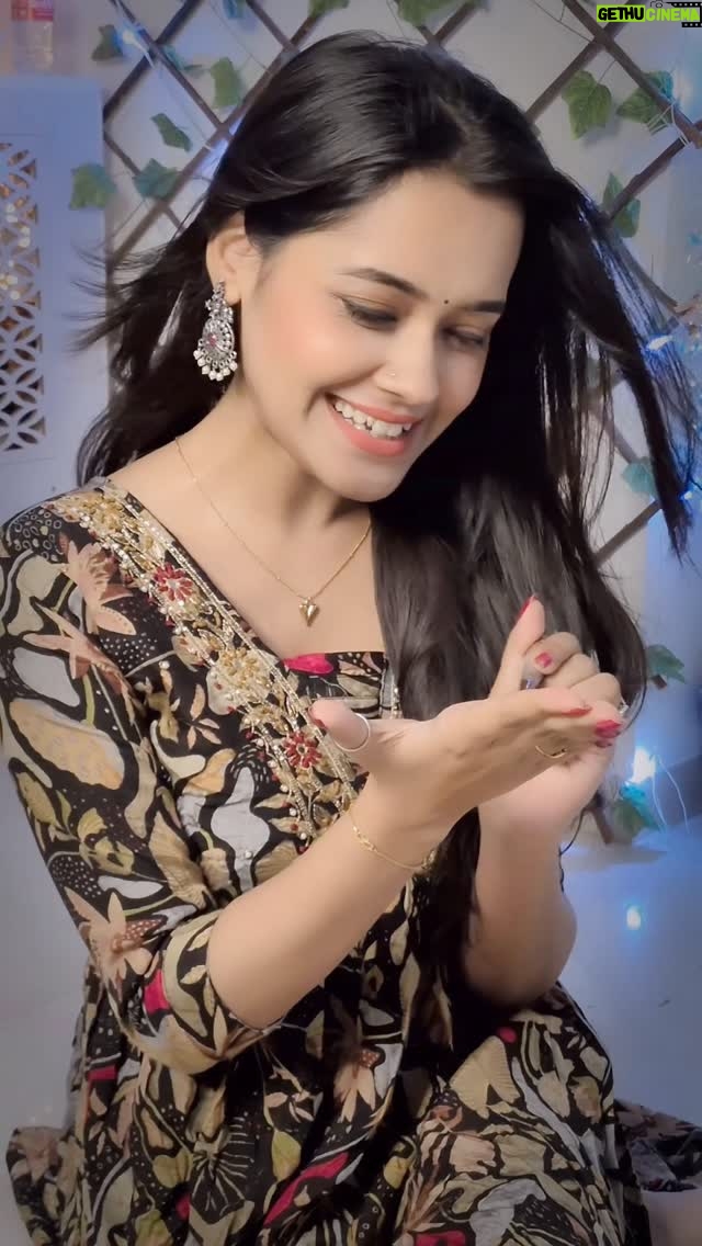 Sakshi Mihir - 9.4K Likes - Aaj unse milna hai hme ♥️ 

Mehndi cone by @purestainbytamanna 

100% organic without any preservative & chemicals free mehndi ♥️ 
Without any after care it will give a natural pigment…  GO CHECK HER PAGE NOW ….