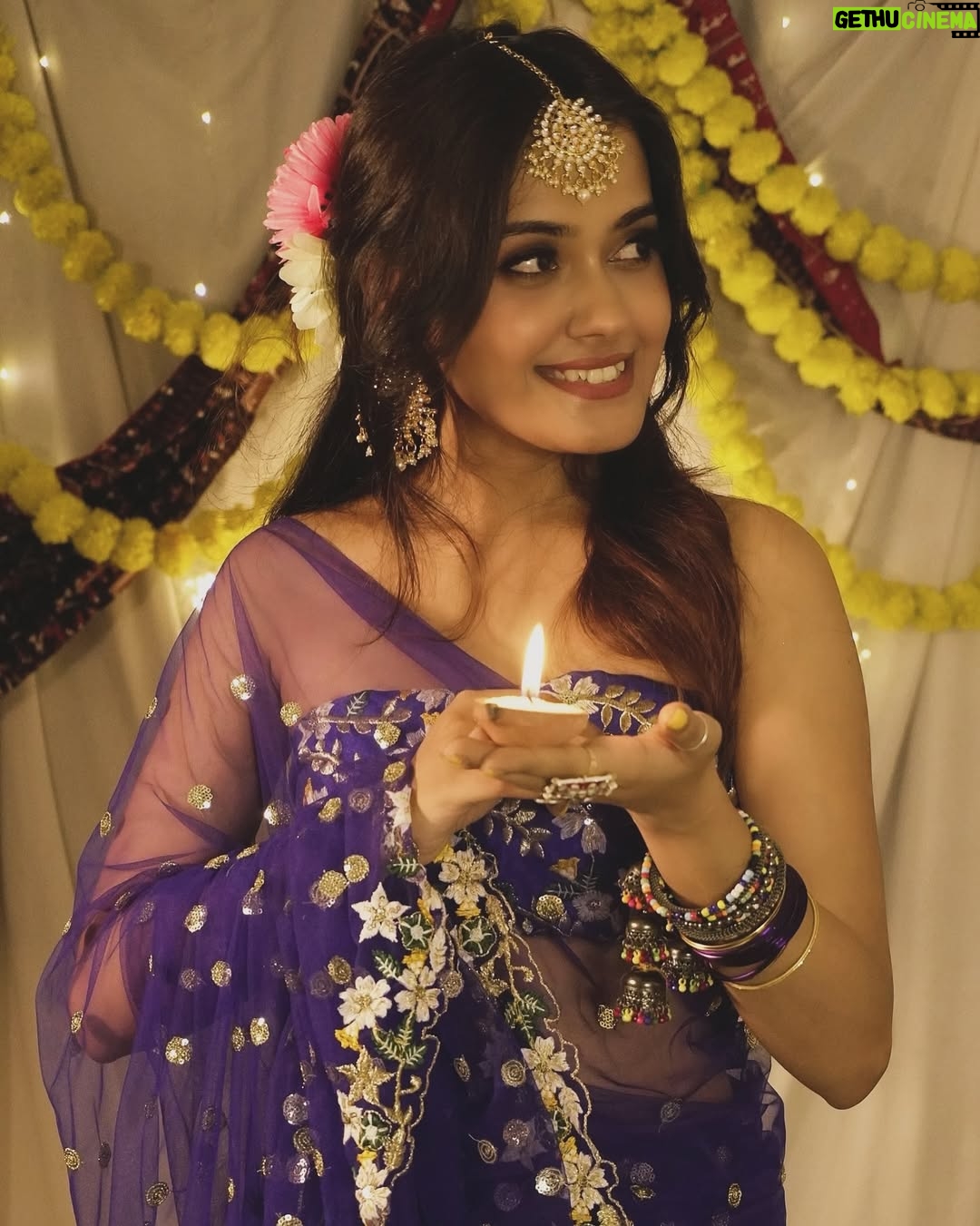 Sakshi Mihir - 194.1K Likes - Coming soon 🎊🎉🪔🪔

#diwaliphotography #diwalioutfitidea #diwali #festivelook #festivewear #sakshimihir #sareelook #festivalfashion #sareelook #diwali2024