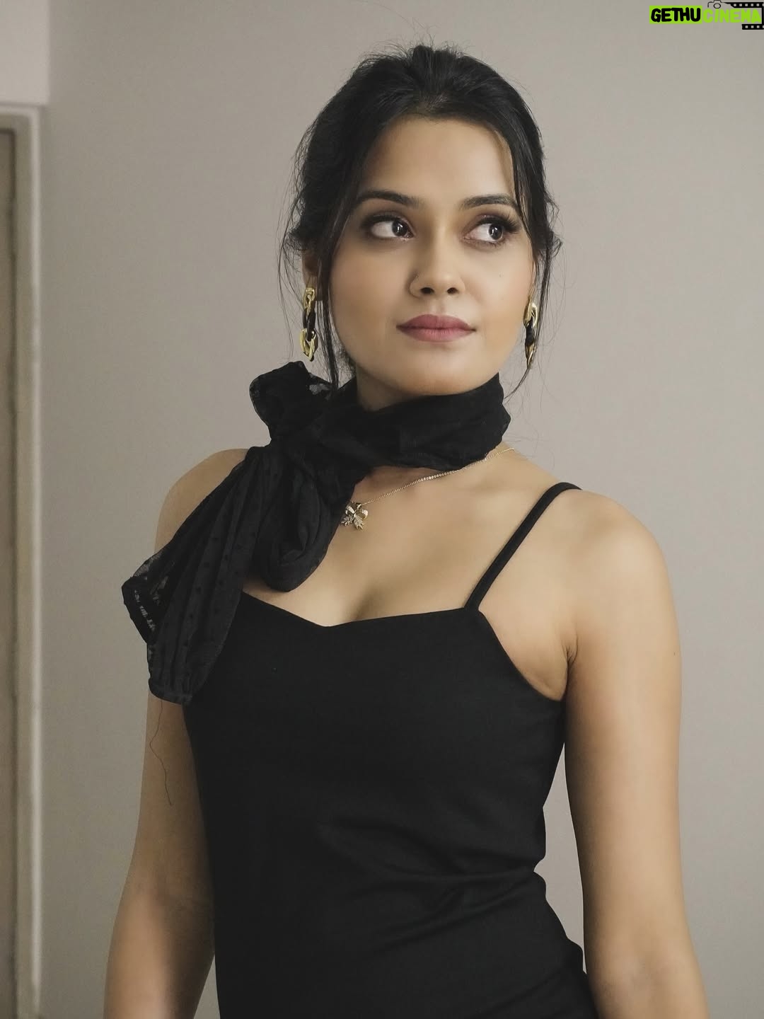 Sakshi Mihir - 5.7K Likes - Dress ho to aisi 🎵

( bodycon dress , black dress , style , ootd , sakshimihir )