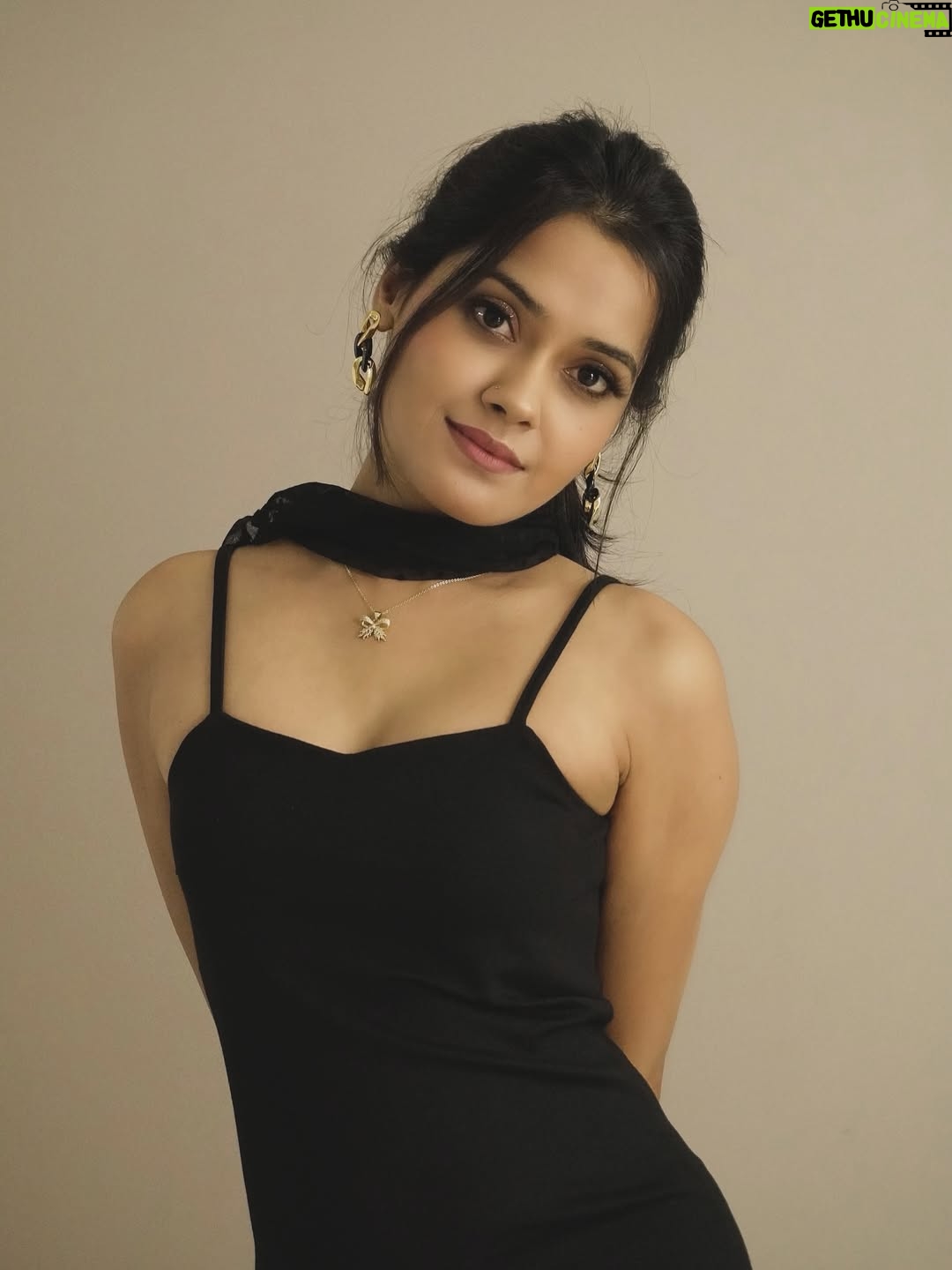 Sakshi Mihir - 5.7K Likes - Dress ho to aisi 🎵

( bodycon dress , black dress , style , ootd , sakshimihir )