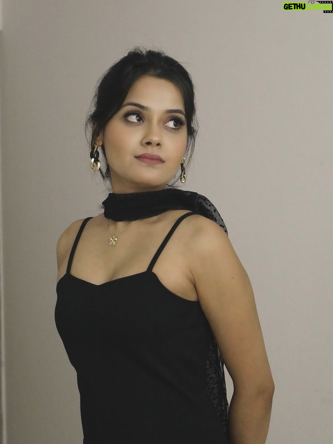 Sakshi Mihir - 5.7K Likes - Dress ho to aisi 🎵

( bodycon dress , black dress , style , ootd , sakshimihir )