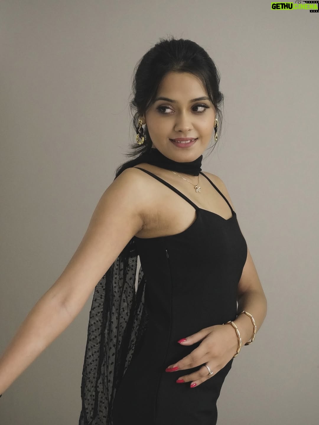 Sakshi Mihir - 5.7K Likes - Dress ho to aisi 🎵

( bodycon dress , black dress , style , ootd , sakshimihir )