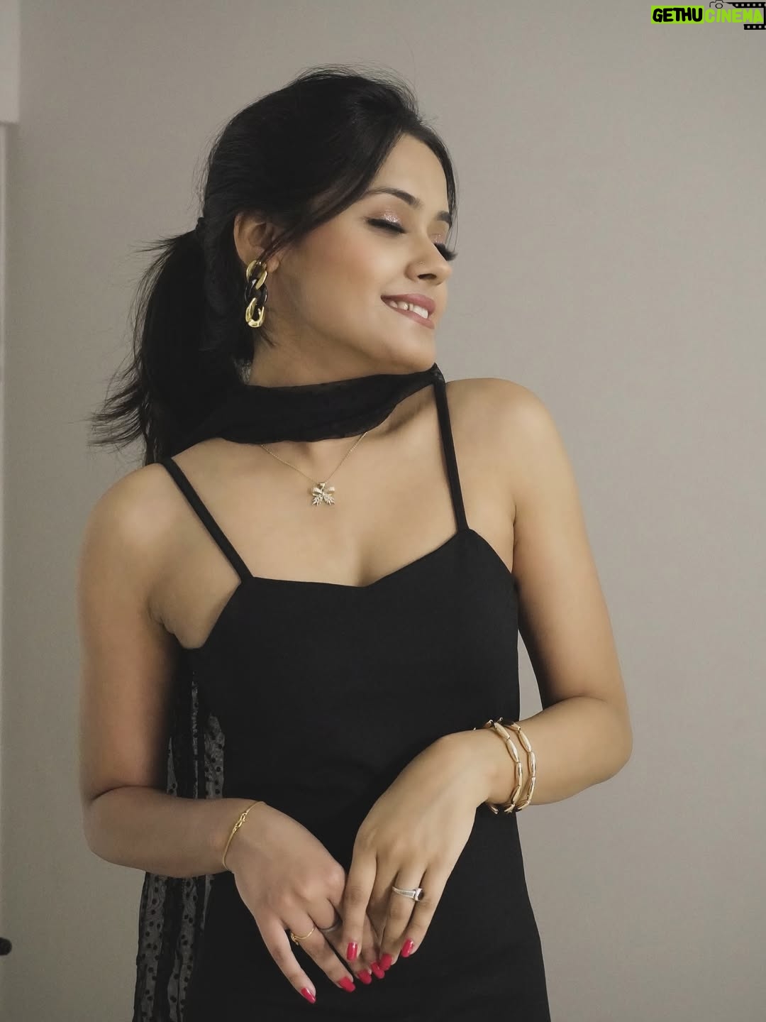Sakshi Mihir - 5.7K Likes - Dress ho to aisi 🎵

( bodycon dress , black dress , style , ootd , sakshimihir )