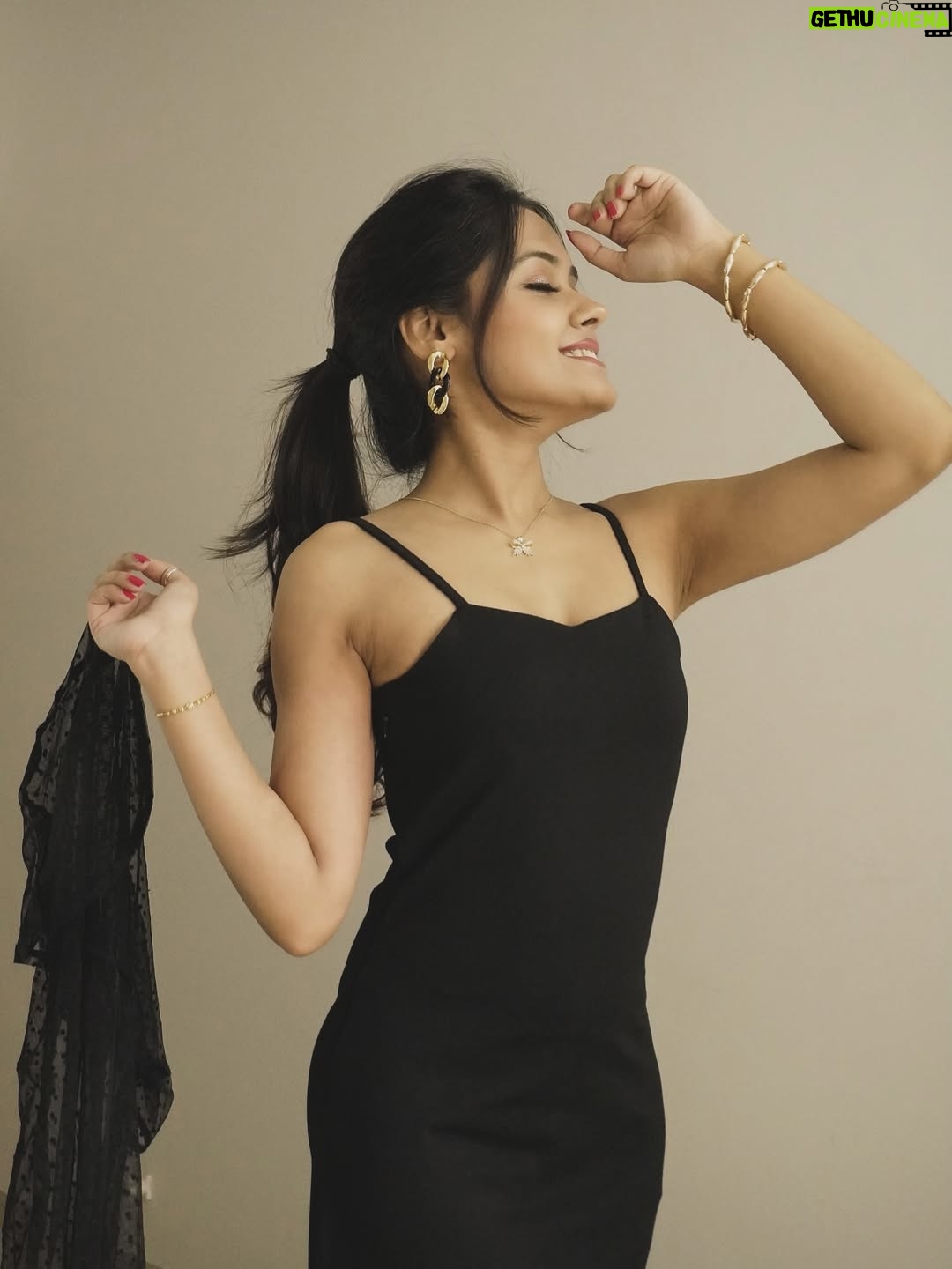 Sakshi Mihir - 5.7K Likes - Dress ho to aisi 🎵

( bodycon dress , black dress , style , ootd , sakshimihir )
