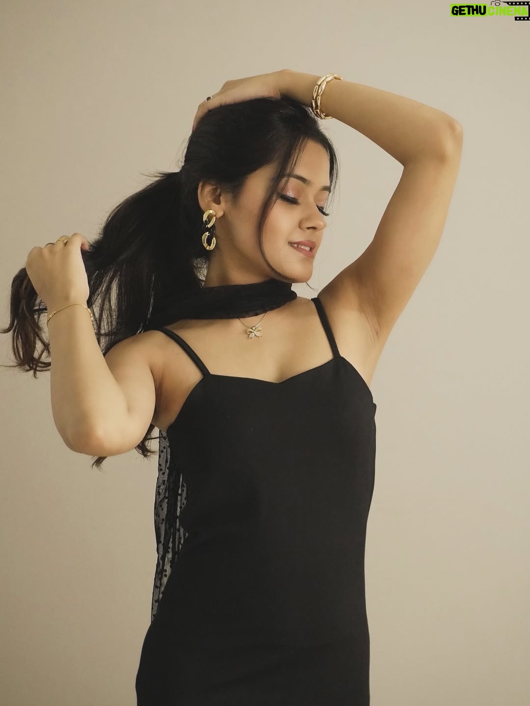 Sakshi Mihir - 5.7K Likes - Dress ho to aisi 🎵

( bodycon dress , black dress , style , ootd , sakshimihir )