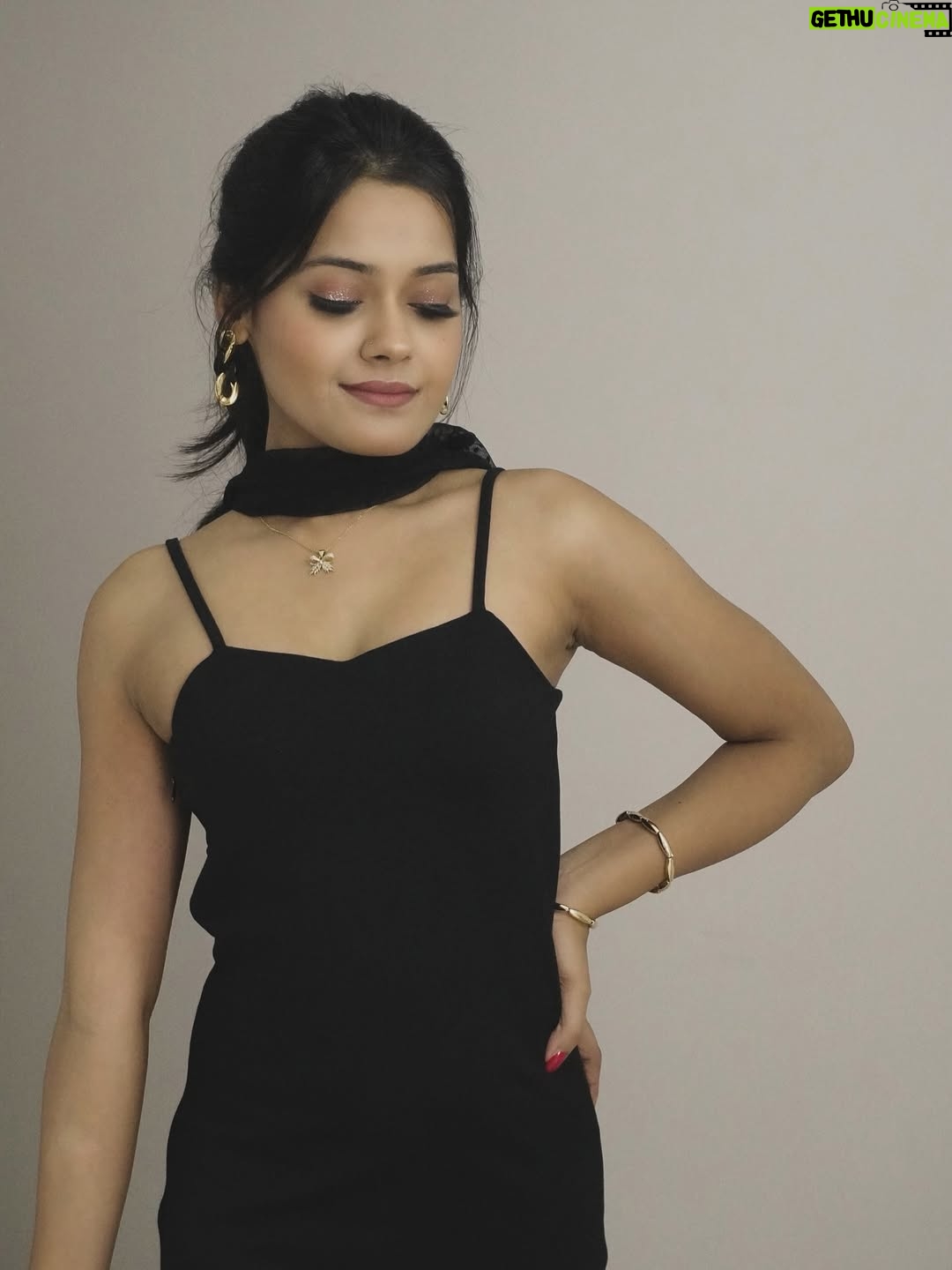 Sakshi Mihir - 5.7K Likes - Dress ho to aisi 🎵

( bodycon dress , black dress , style , ootd , sakshimihir )