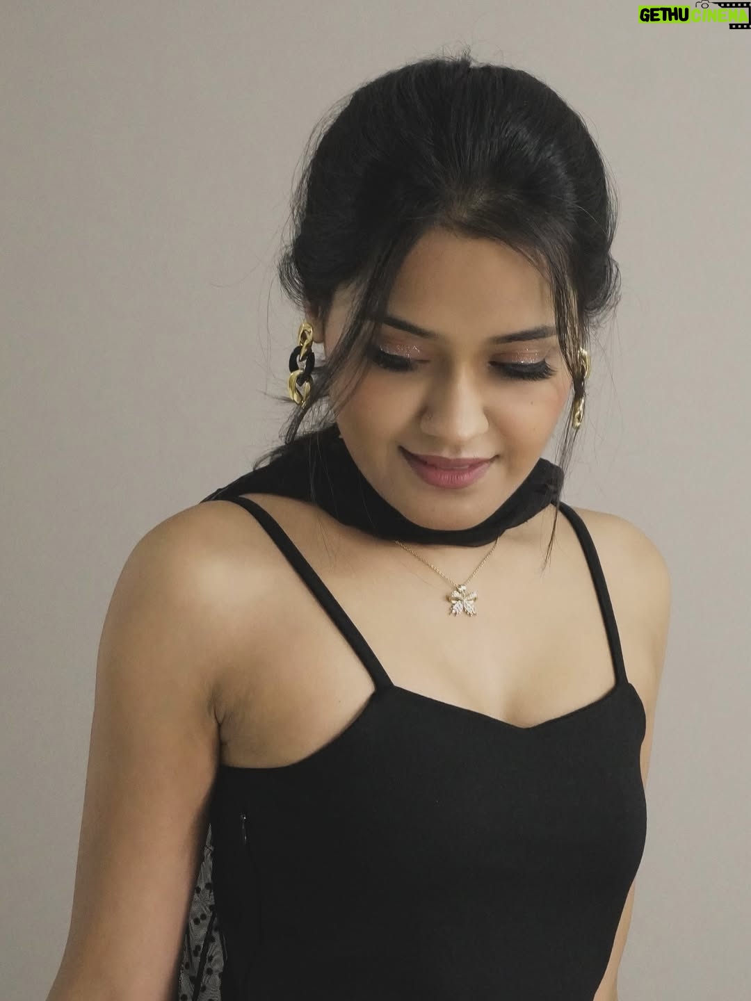 Sakshi Mihir - 5.7K Likes - Dress ho to aisi 🎵

( bodycon dress , black dress , style , ootd , sakshimihir )